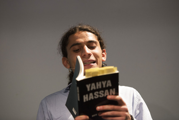 Yahya Hassan var kun 18 år, da hans første digtsamling udkom. På få uger blev han kendt i hele Danmark for sine digte. De beskriver hans opvækst med omsorgssvigt og et liv som kriminel. Yahya Hassan blev 24 år gammel.